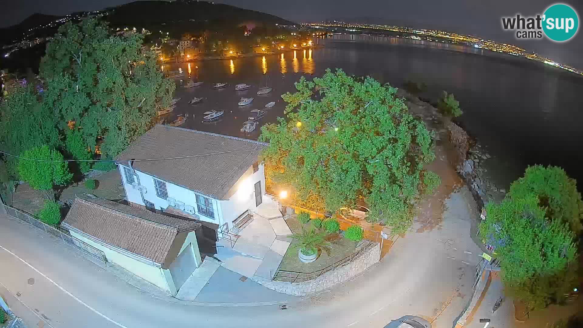 Spletna kamera pristanišče Ika – Pogled v živo na pristanišče in luči Opatije