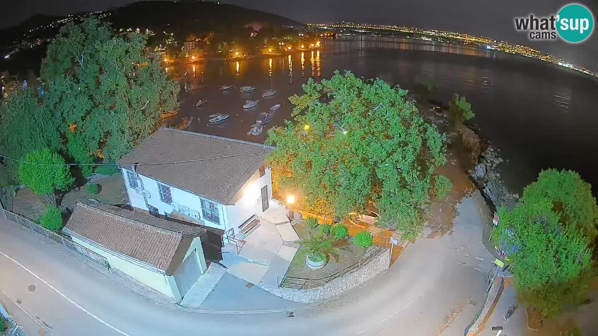 Spletna kamera pristanišče Ika – Pogled v živo na pristanišče in luči Opatije