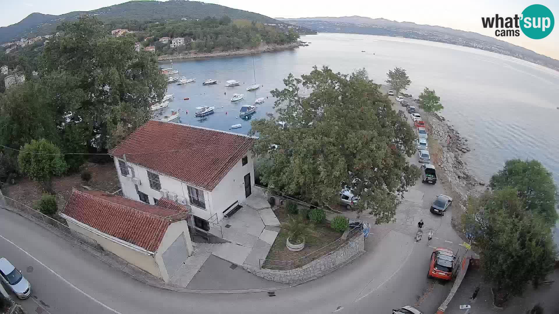 Web kamera luka Ika – Pogled uživo na luku i svjetla Opatije