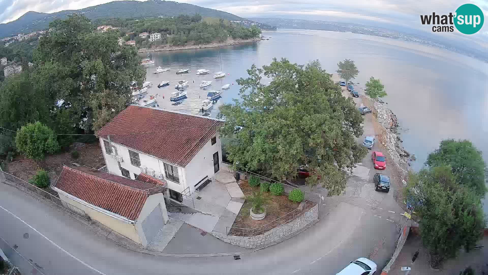 Spletna kamera pristanišče Ika – Pogled v živo na pristanišče in luči Opatije