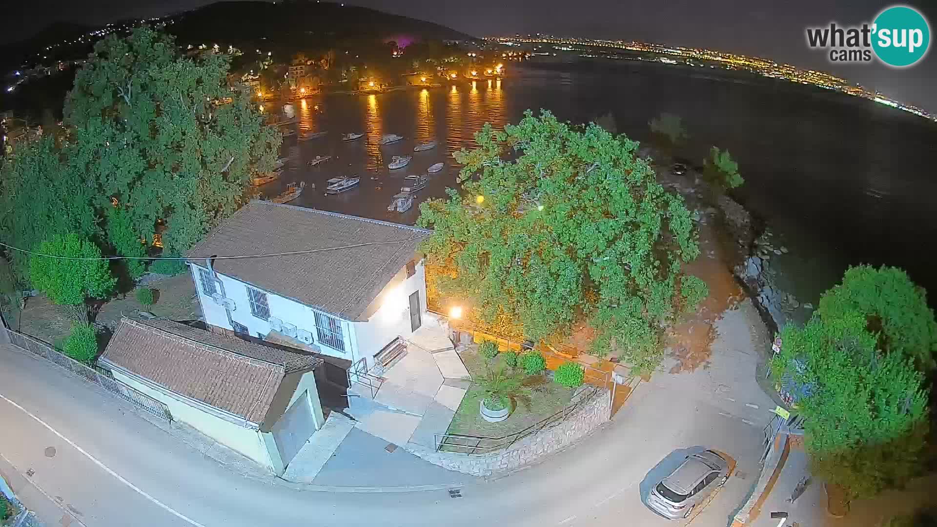 Spletna kamera pristanišče Ika – Pogled v živo na pristanišče in luči Opatije