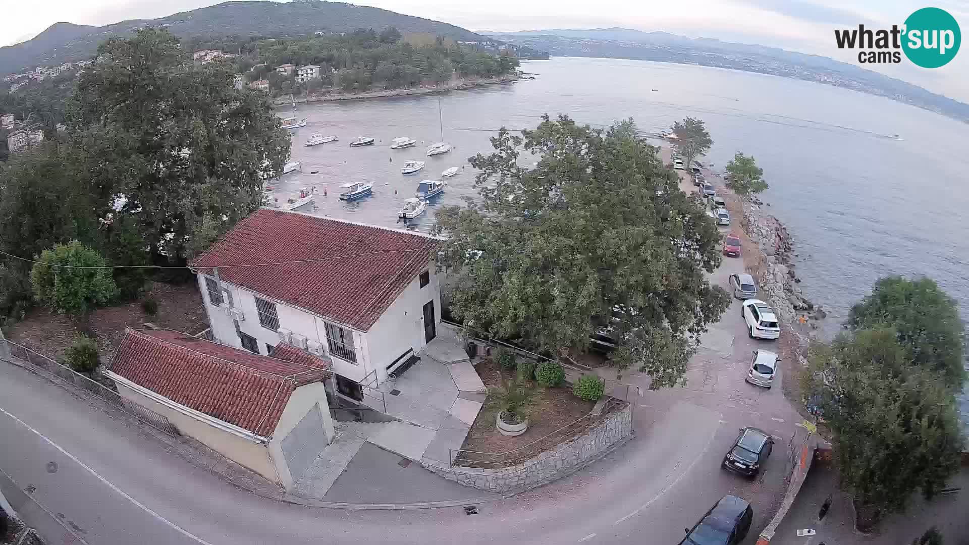 Web kamera luka Ika – Pogled uživo na luku i svjetla Opatije