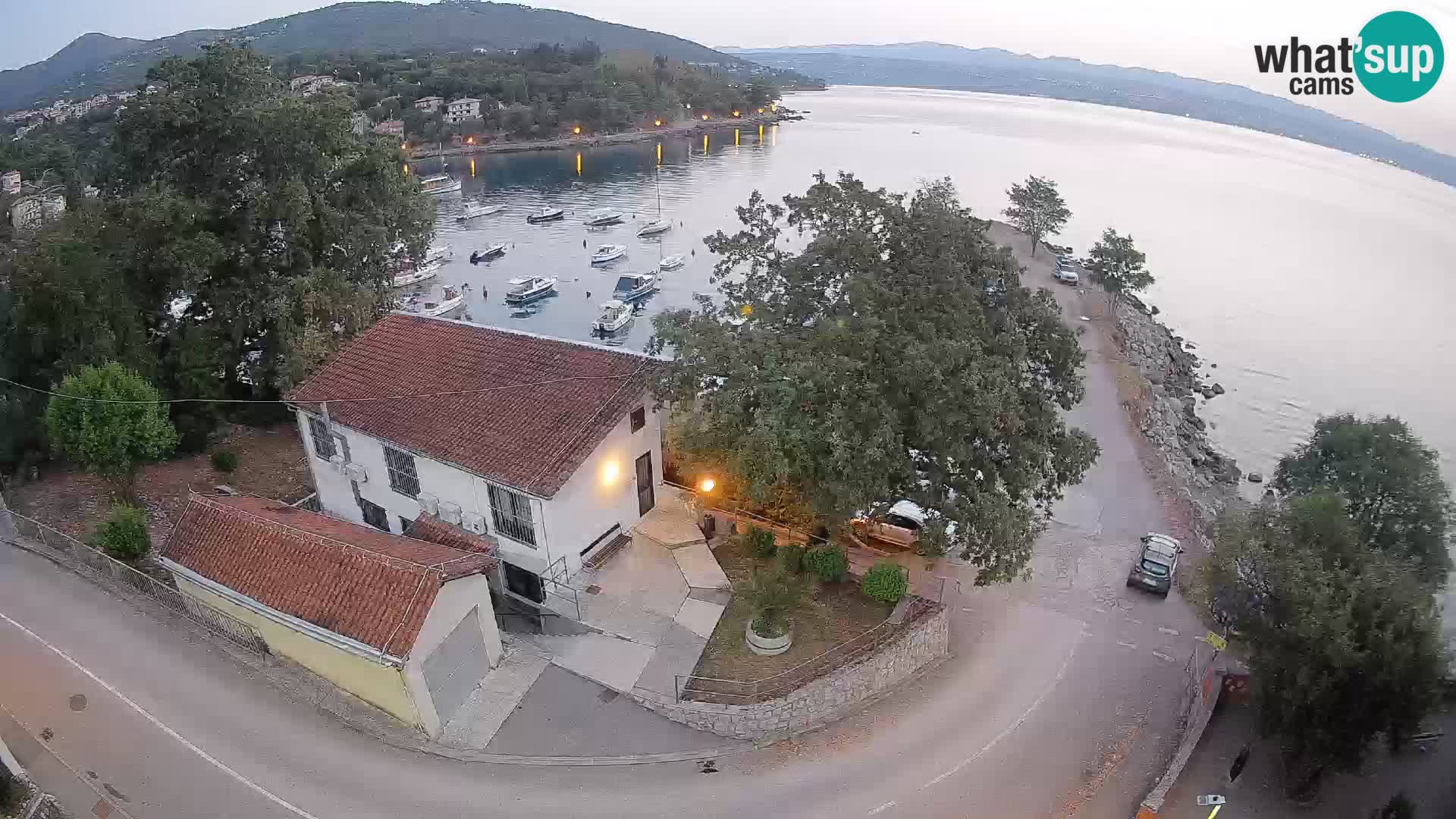 Spletna kamera pristanišče Ika – Pogled v živo na pristanišče in luči Opatije
