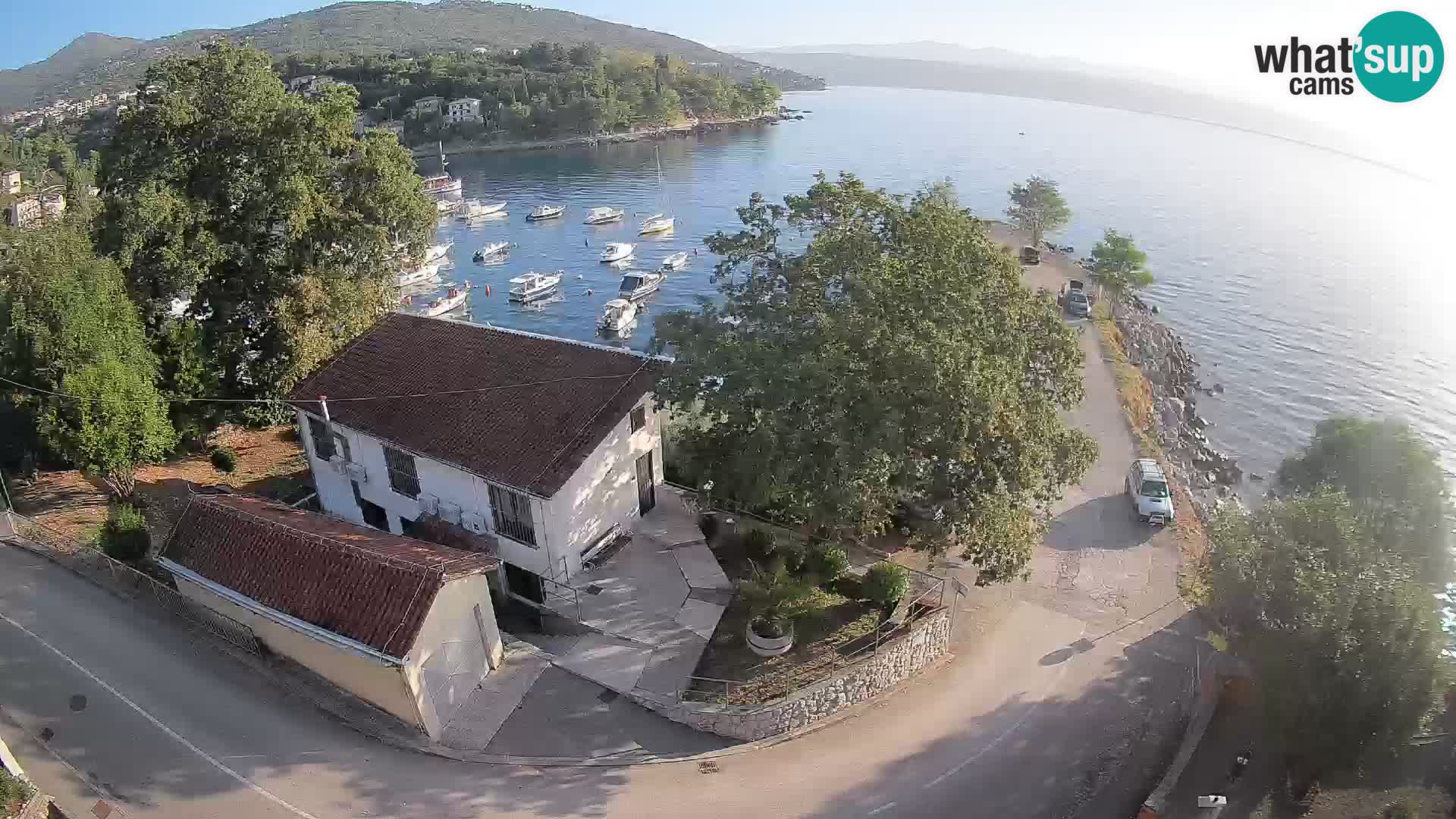 Spletna kamera pristanišče Ika – Pogled v živo na pristanišče in luči Opatije