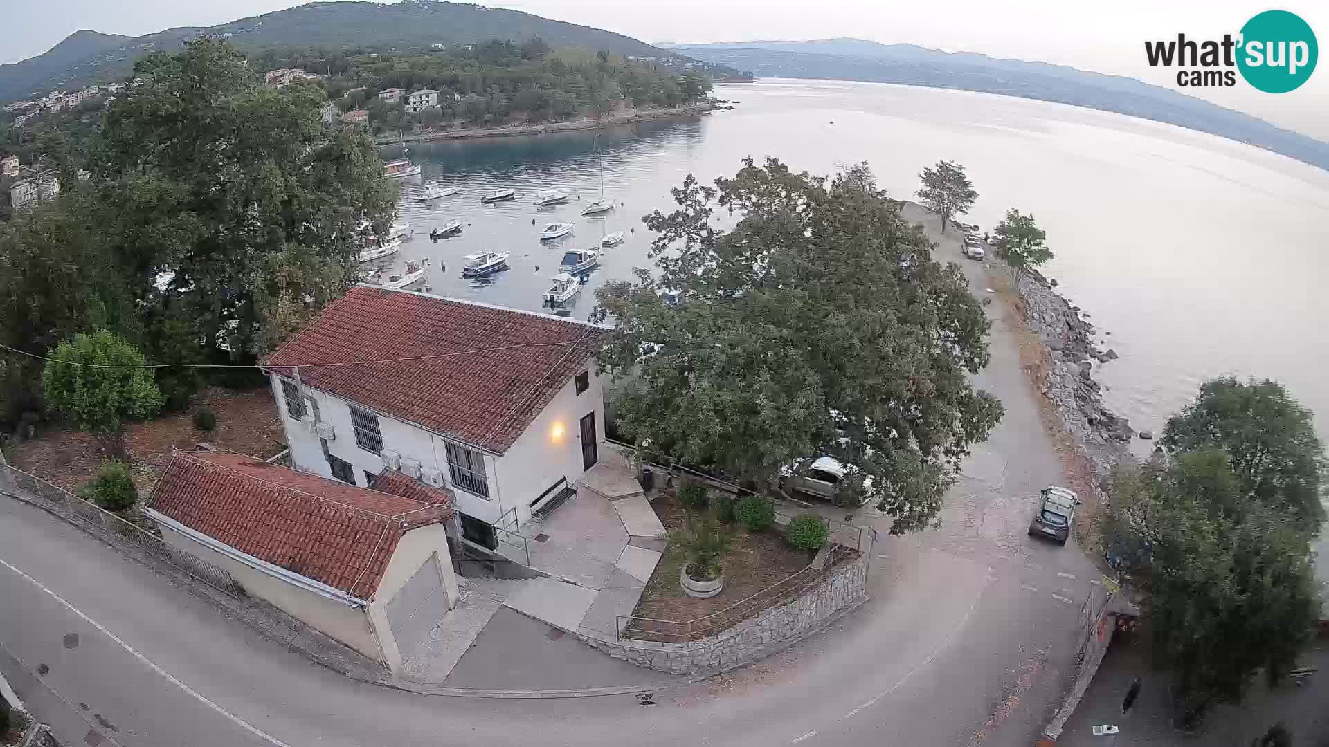 Spletna kamera pristanišče Ika – Pogled v živo na pristanišče in luči Opatije