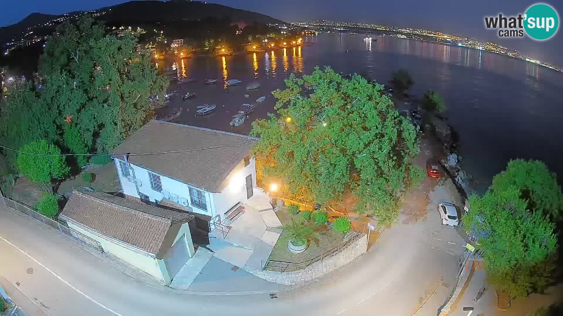 Spletna kamera pristanišče Ika – Pogled v živo na pristanišče in luči Opatije