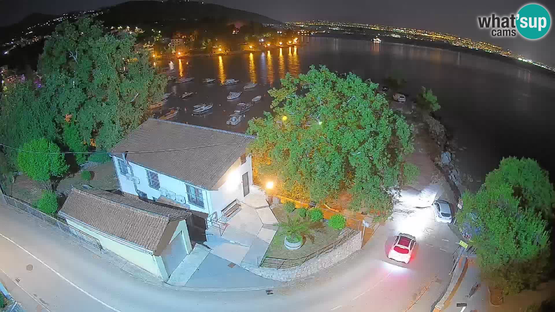 Spletna kamera pristanišče Ika – Pogled v živo na pristanišče in luči Opatije
