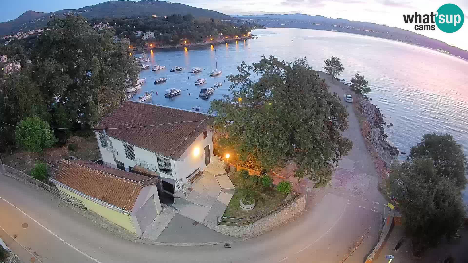 Spletna kamera pristanišče Ika – Pogled v živo na pristanišče in luči Opatije