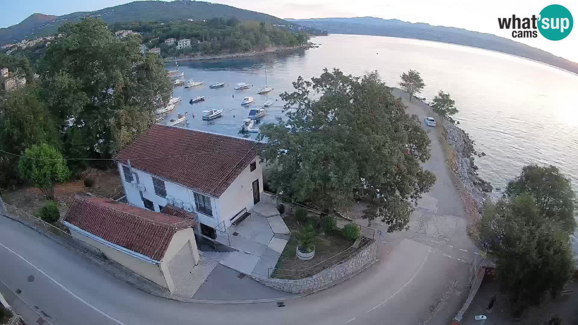 Spletna kamera pristanišče Ika – Pogled v živo na pristanišče in luči Opatije