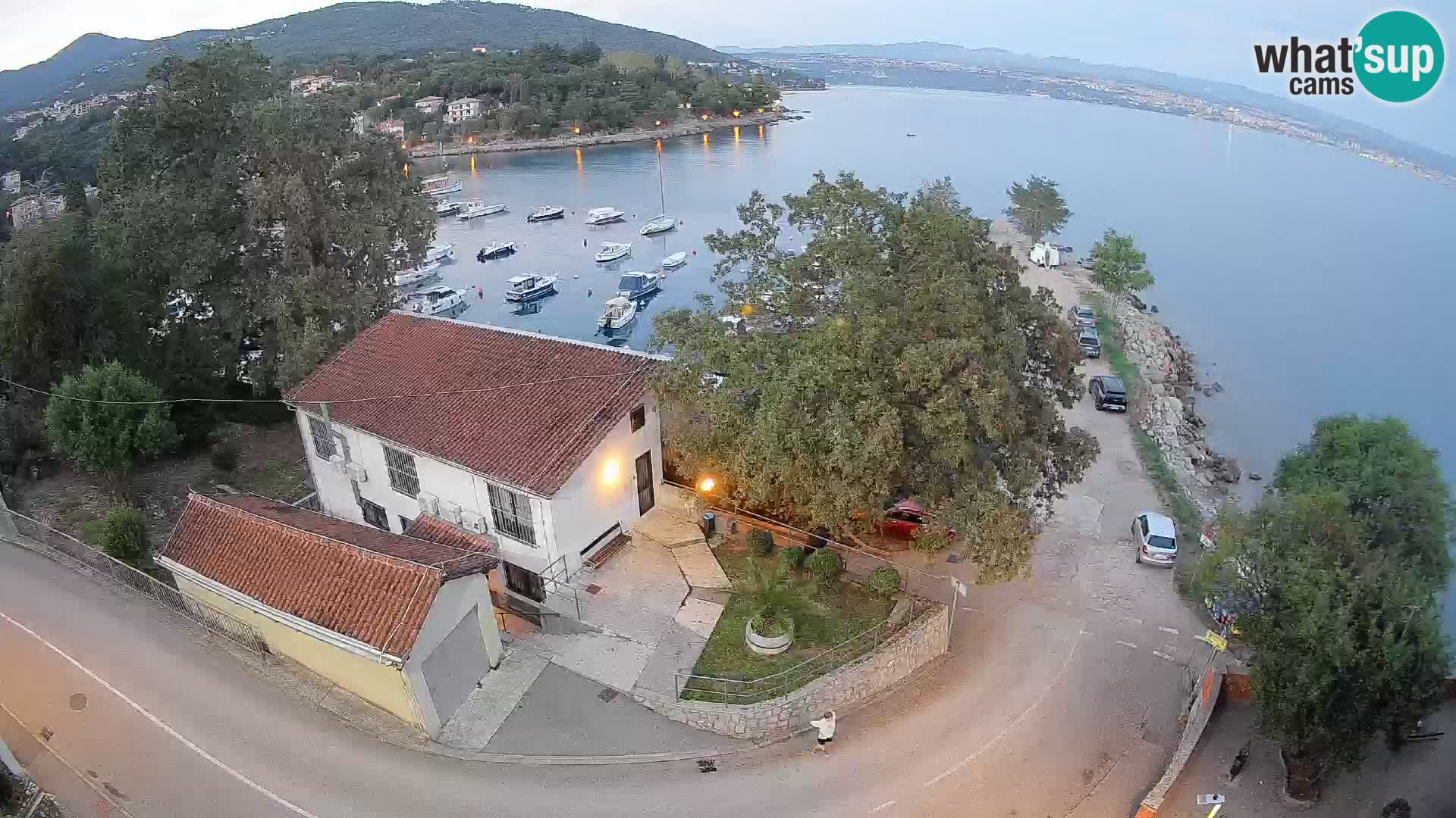Spletna kamera pristanišče Ika – Pogled v živo na pristanišče in luči Opatije