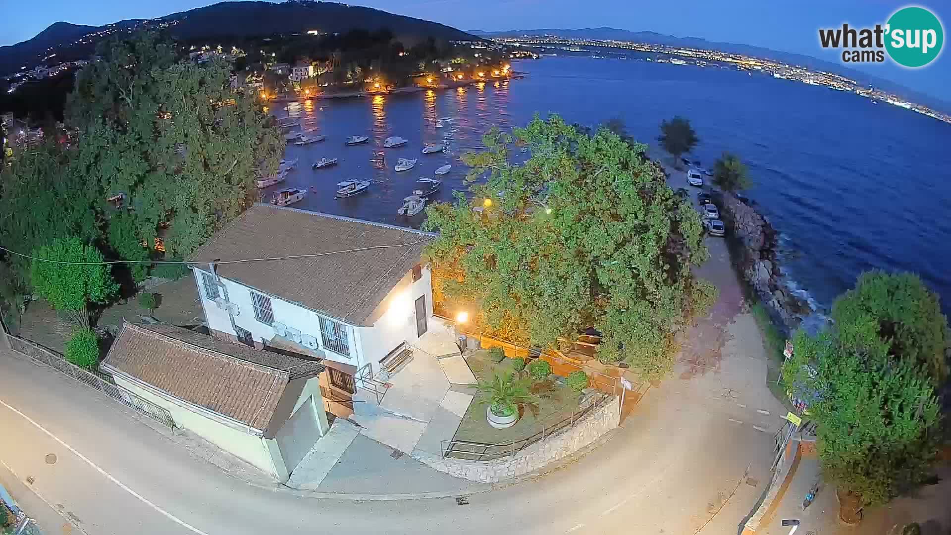 Spletna kamera pristanišče Ika – Pogled v živo na pristanišče in luči Opatije