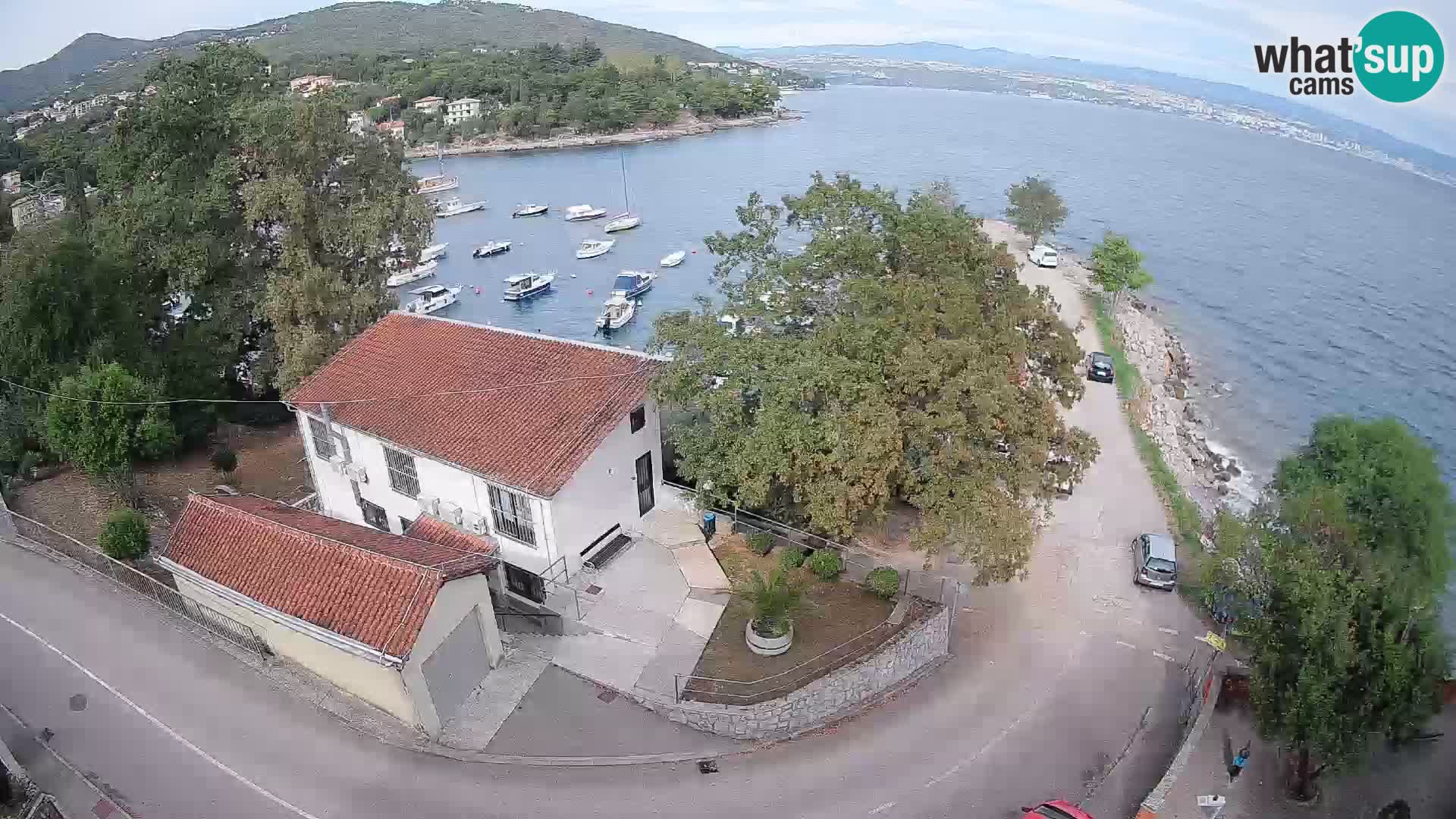 Spletna kamera pristanišče Ika – Pogled v živo na pristanišče in luči Opatije
