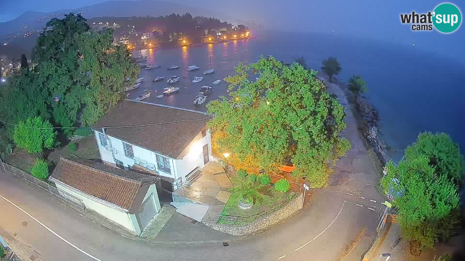 Spletna kamera pristanišče Ika – Pogled v živo na pristanišče in luči Opatije