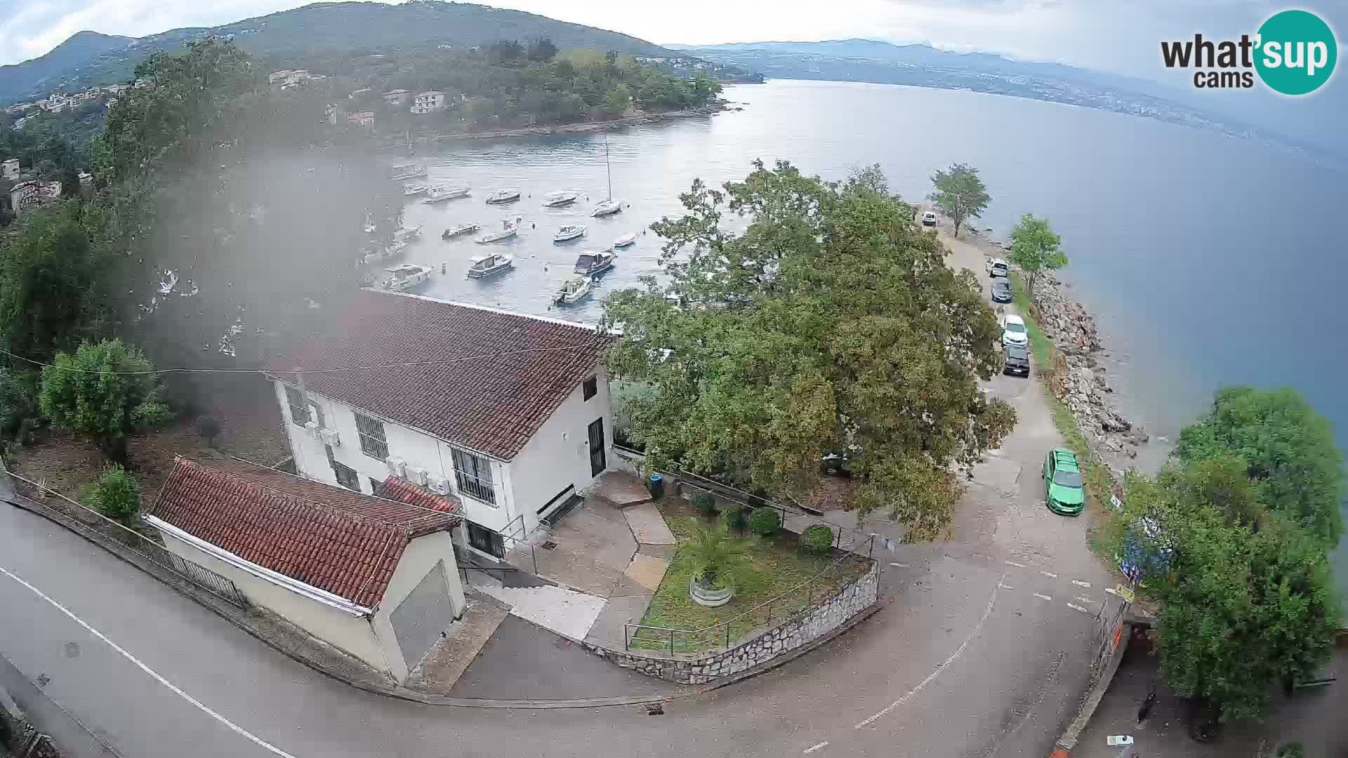 Spletna kamera pristanišče Ika – Pogled v živo na pristanišče in luči Opatije