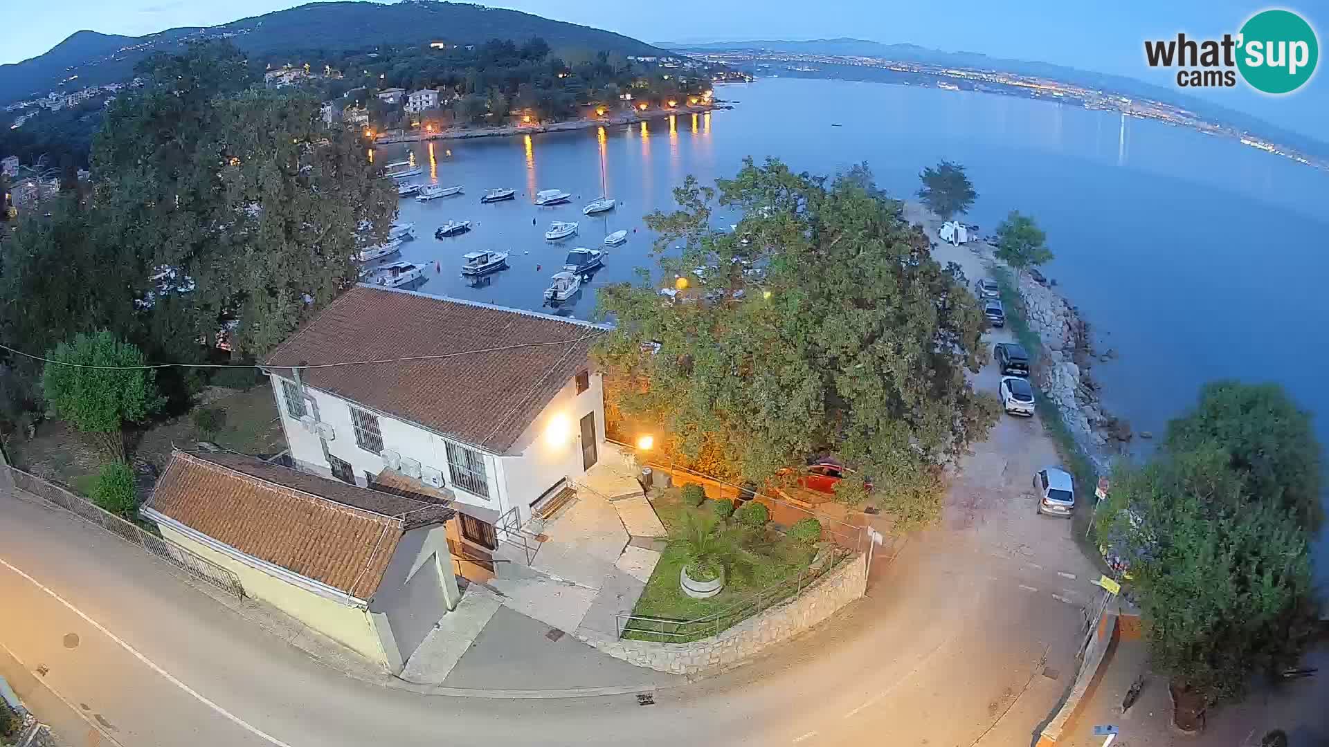 Web kamera luka Ika – Pogled uživo na luku i svjetla Opatije