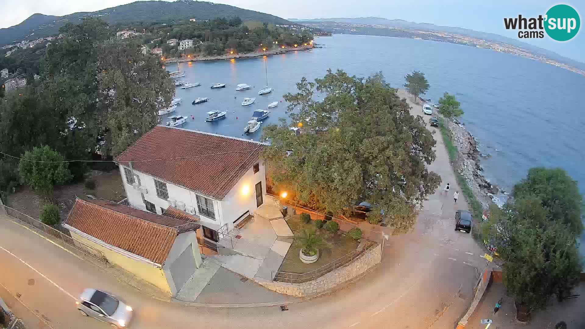 Spletna kamera pristanišče Ika – Pogled v živo na pristanišče in luči Opatije