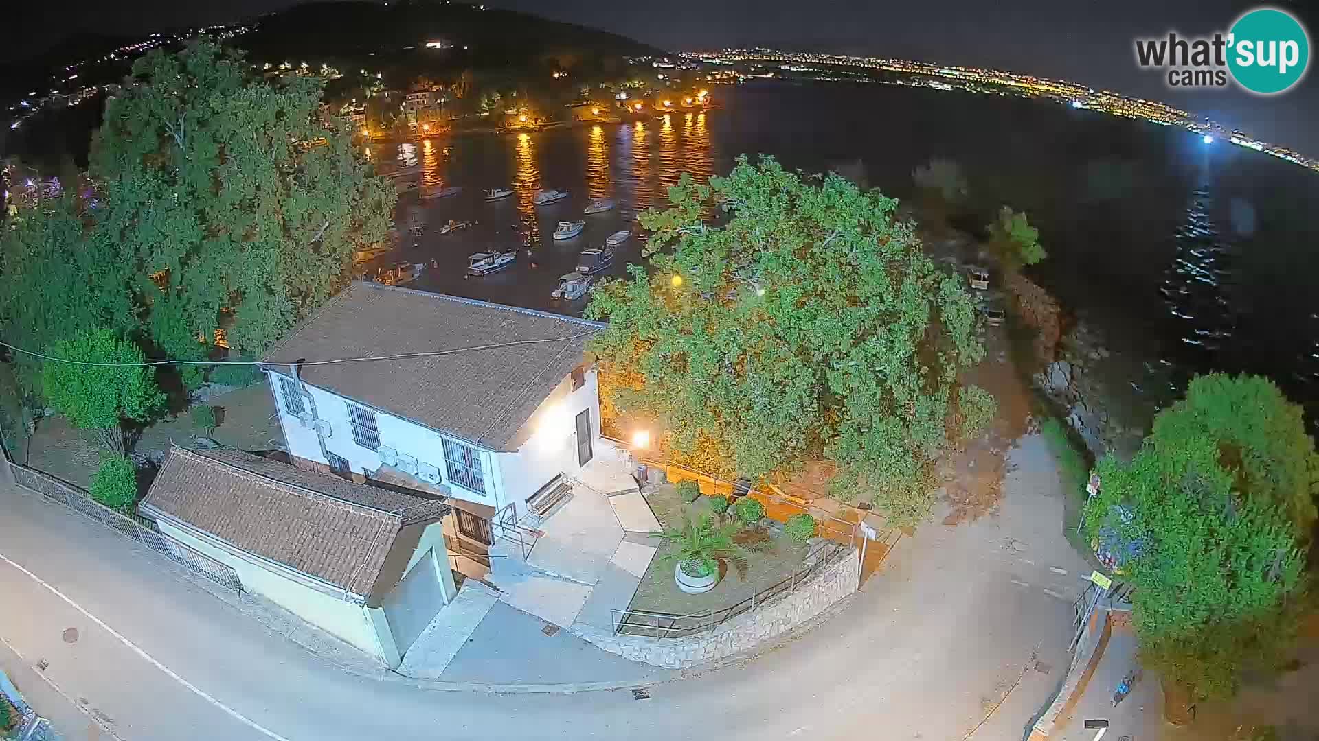 Web kamera luka Ika – Pogled uživo na luku i svjetla Opatije