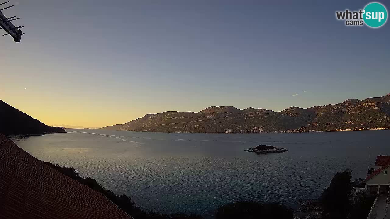 Korčula spletna kamera v živo – Tri Žala pogled na Pelješac