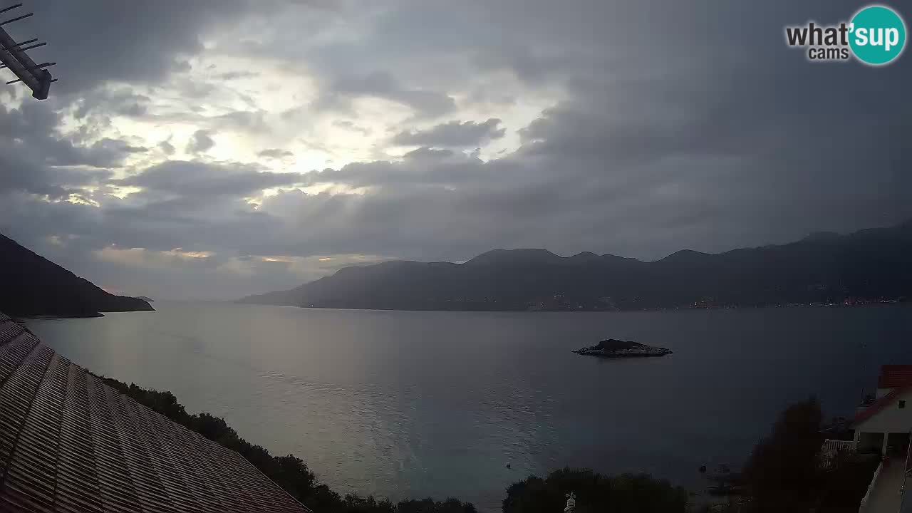 Korčula spletna kamera v živo – Tri Žala pogled na Pelješac