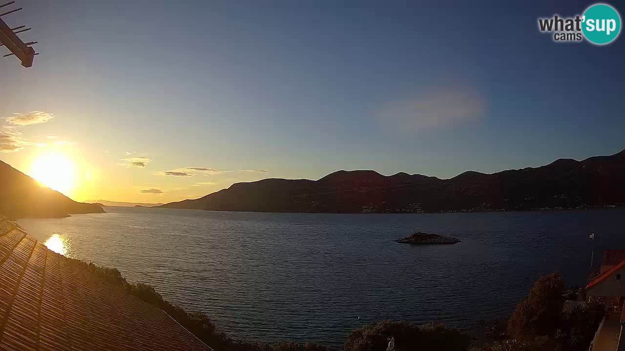 Korčula spletna kamera v živo – Tri Žala pogled na Pelješac