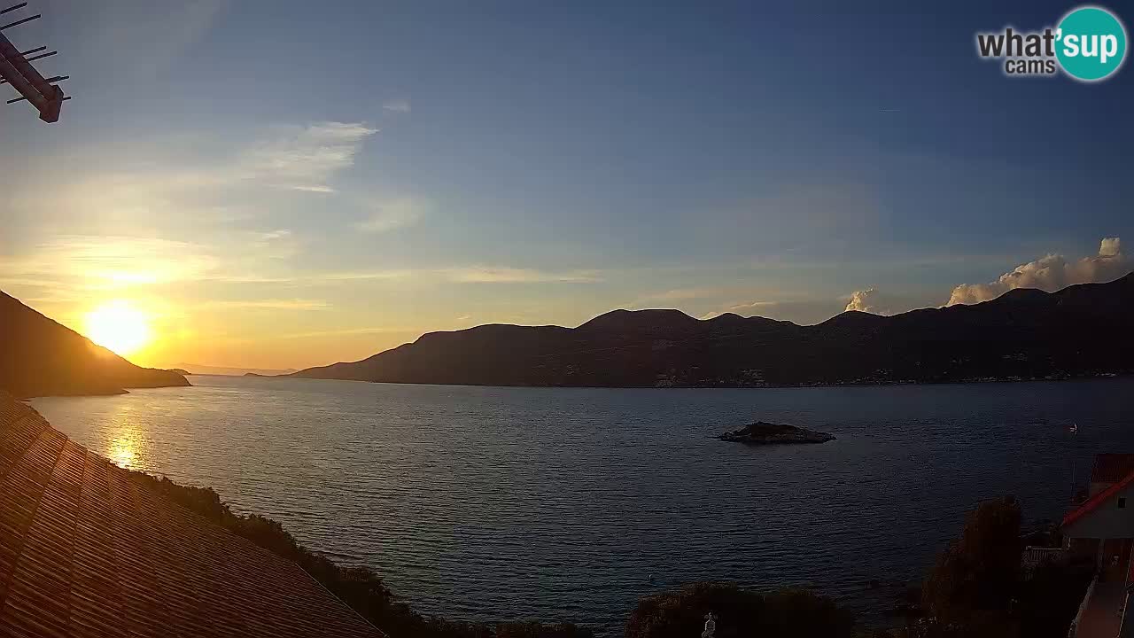 Korčula spletna kamera v živo – Tri Žala pogled na Pelješac