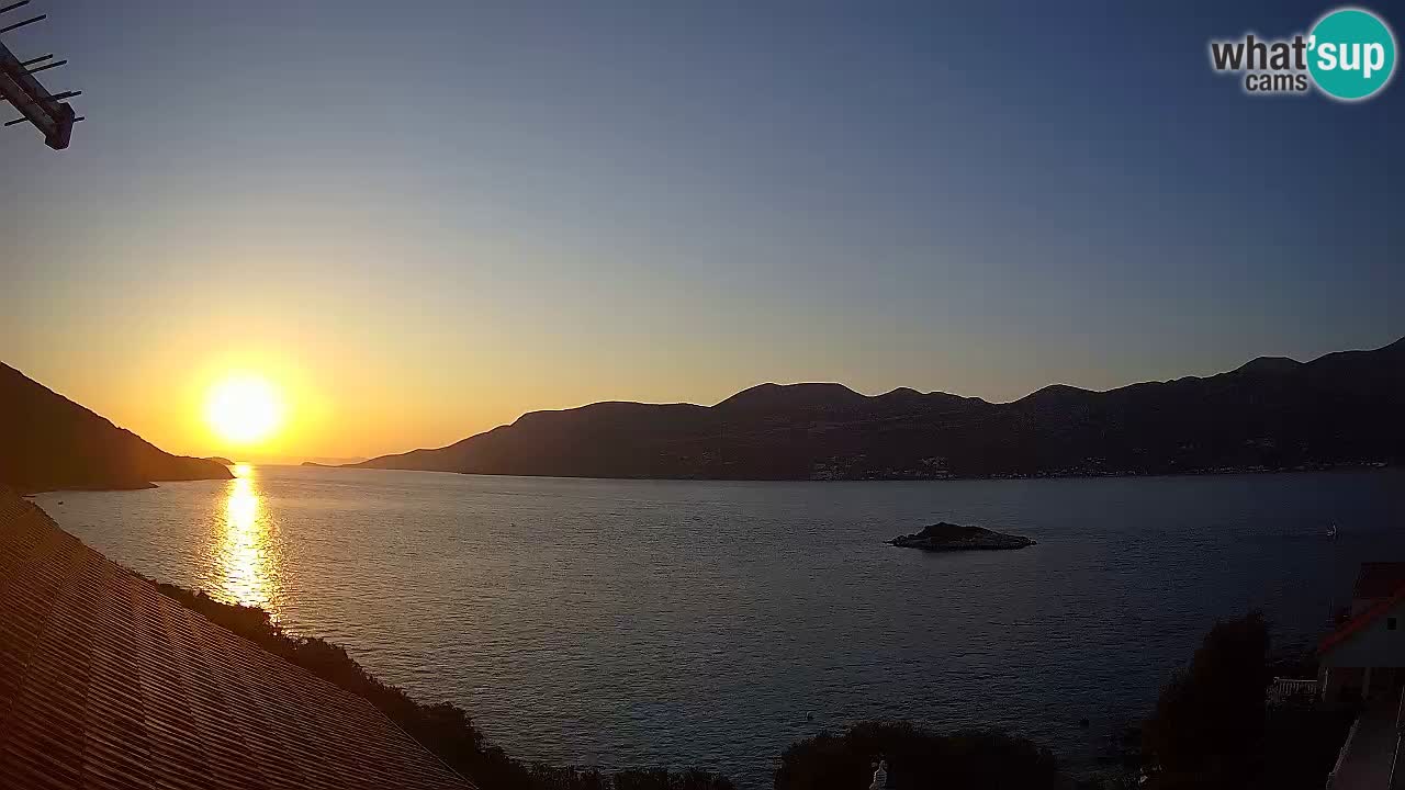 Korčula spletna kamera v živo – Tri Žala pogled na Pelješac