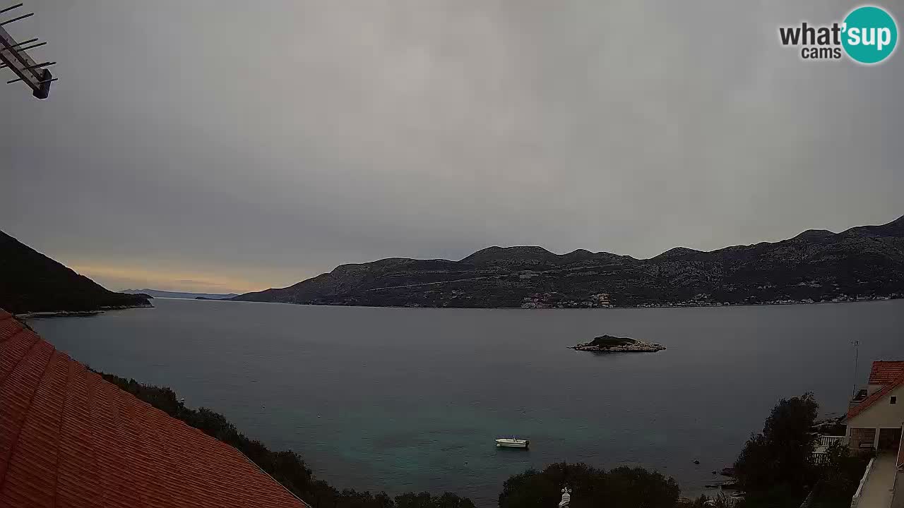 Korčula spletna kamera v živo – Tri Žala pogled na Pelješac