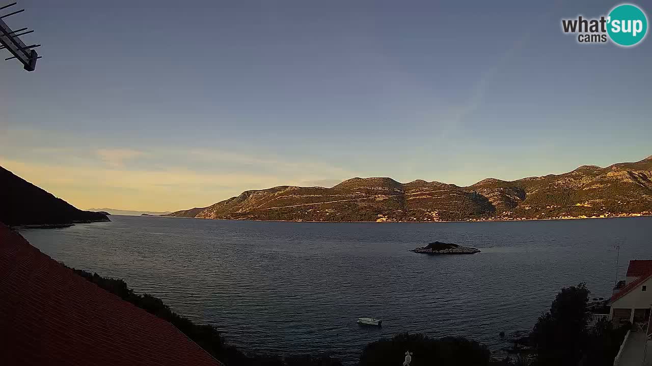 Korčula spletna kamera v živo – Tri Žala pogled na Pelješac