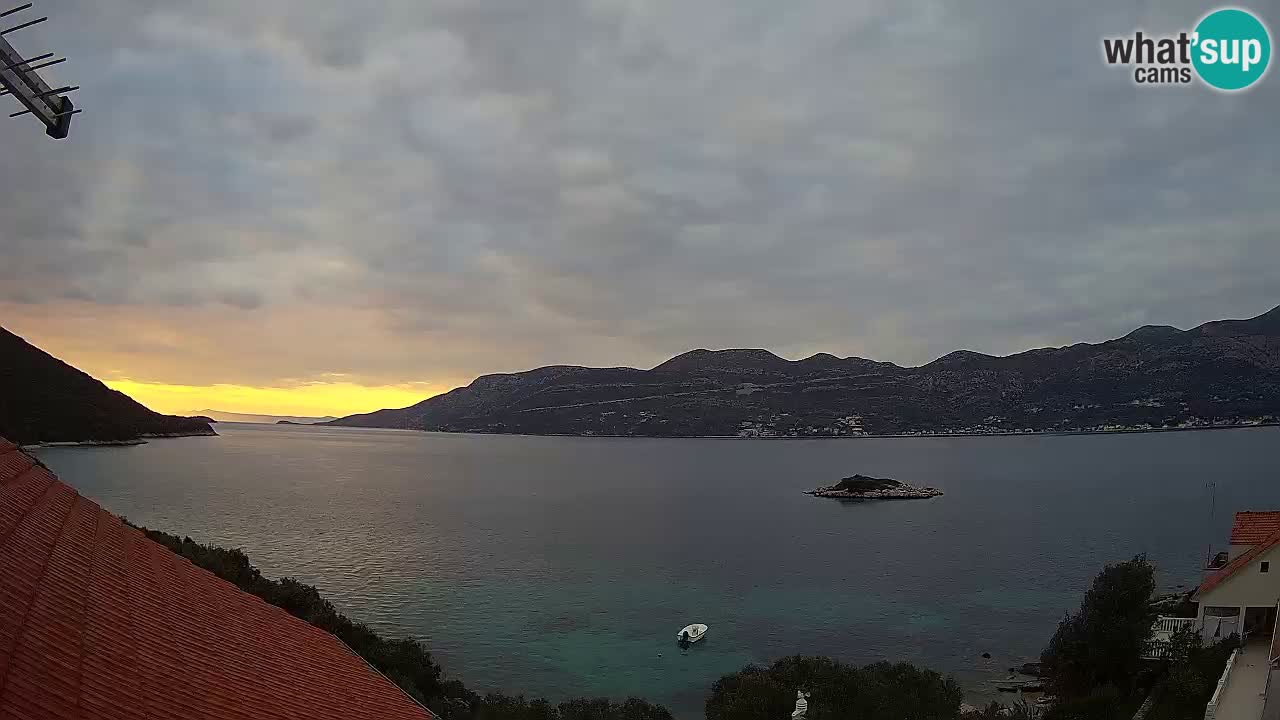 Korčula spletna kamera v živo – Tri Žala pogled na Pelješac