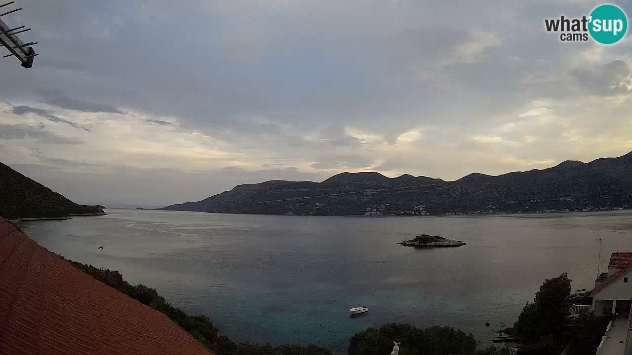 Korčula spletna kamera v živo – Tri Žala pogled na Pelješac