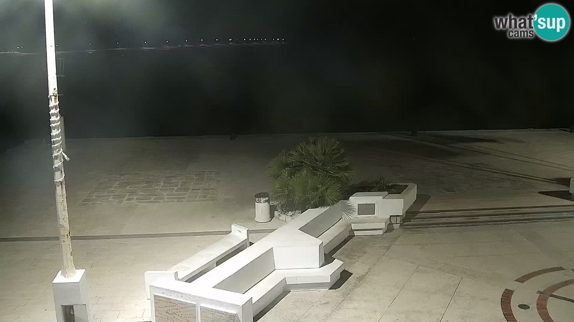 Web kamera Novalja promenada