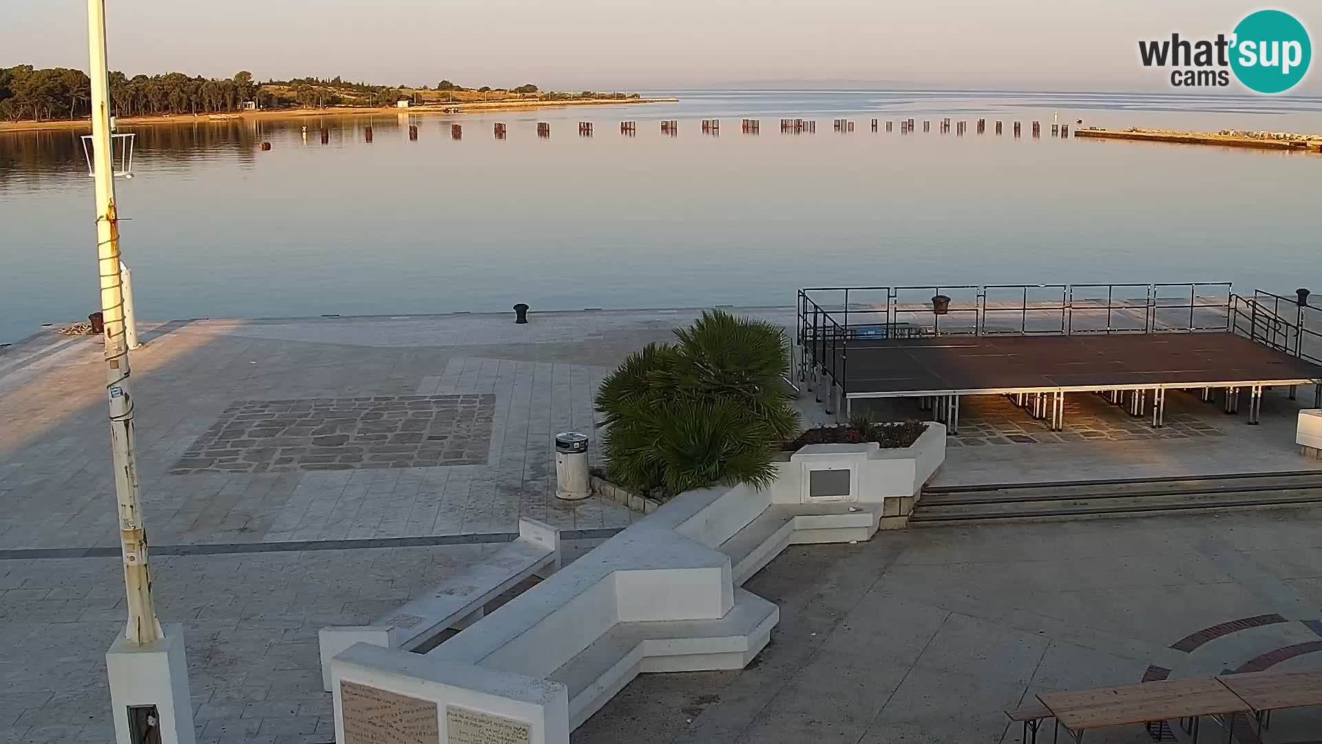 Web kamera Novalja promenada