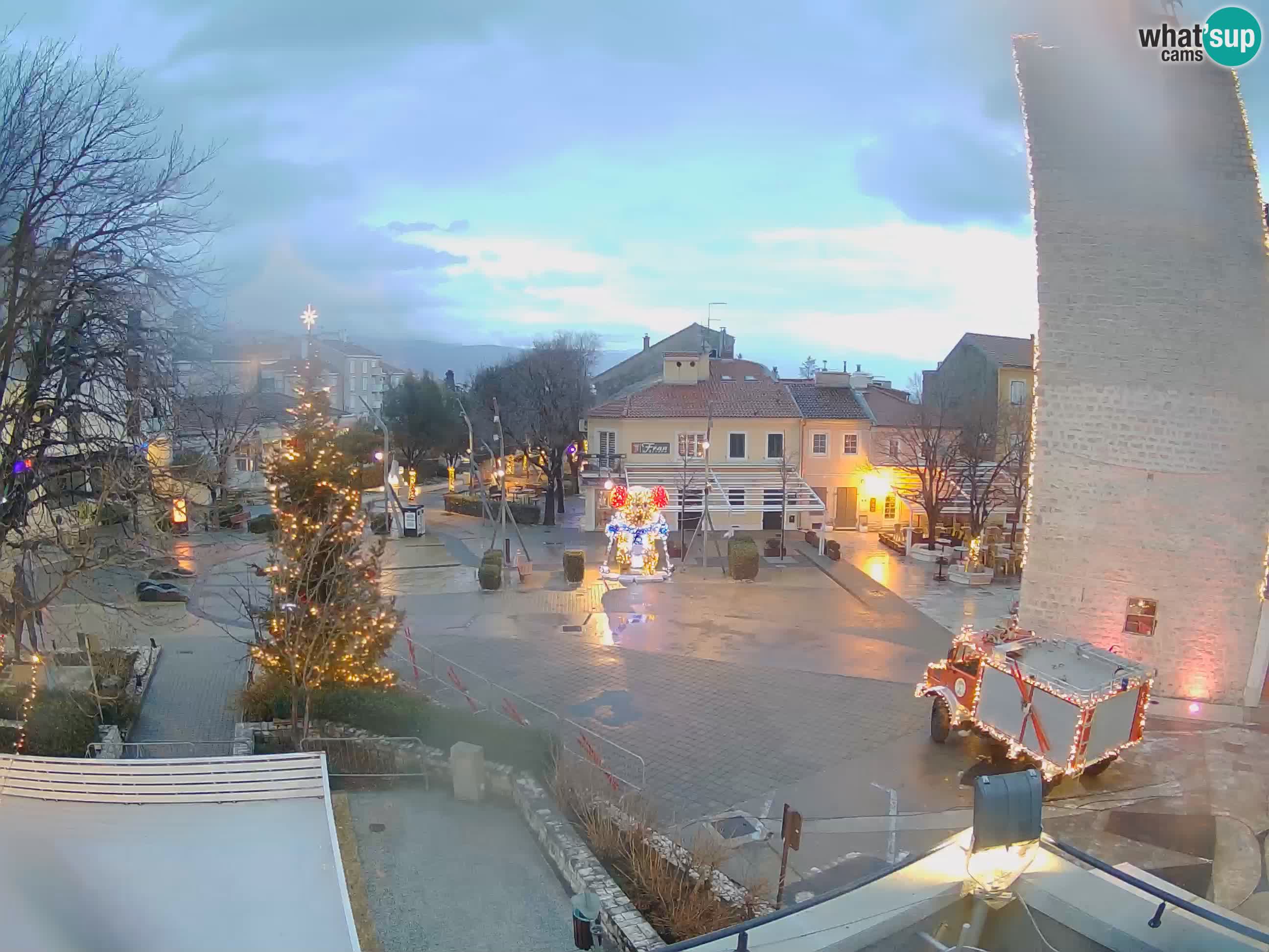 Webcam live – Novi Vinodolski – Main street Hrvatskih Branitelja