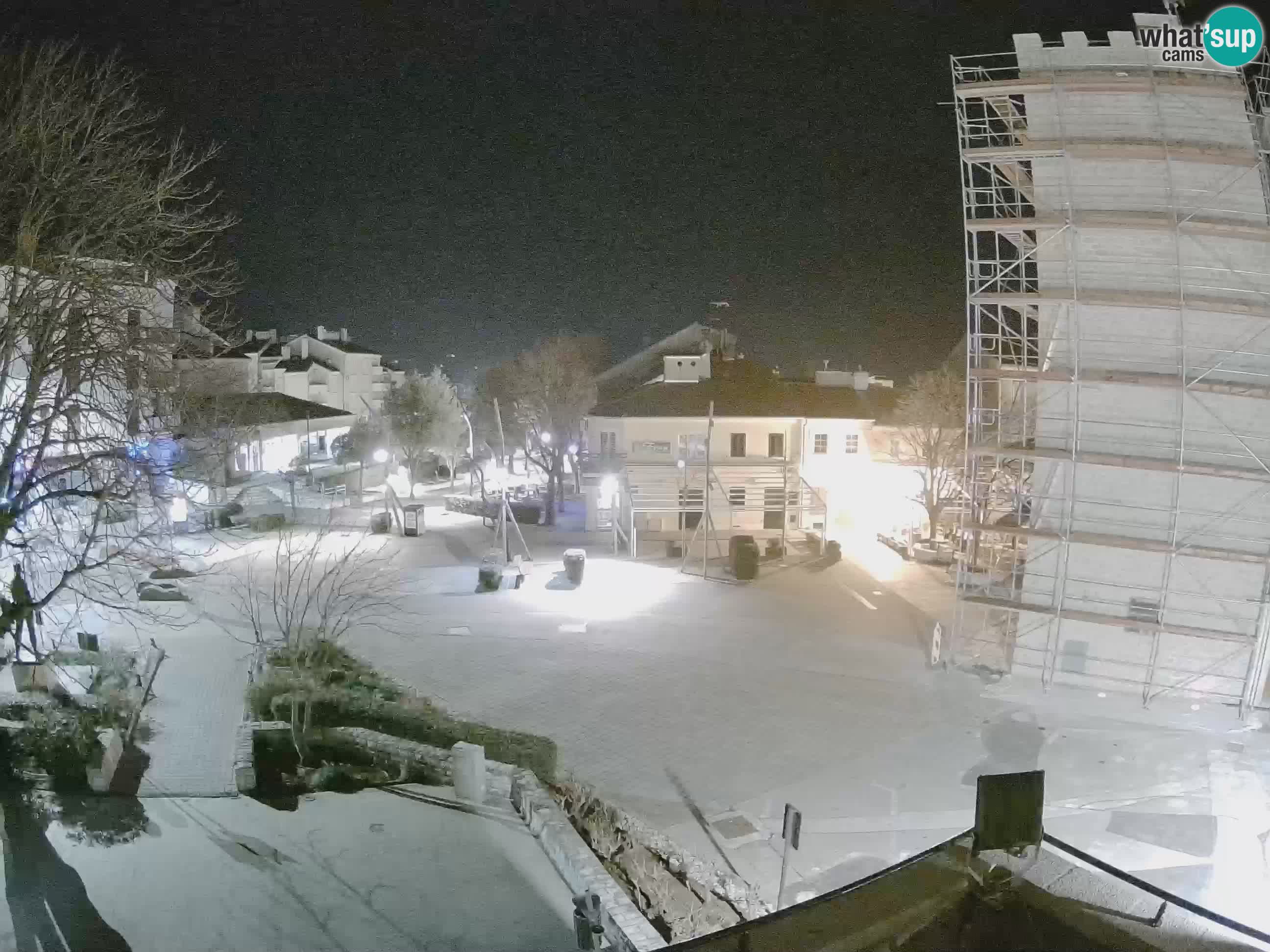 Webcam live – Novi Vinodolski – Main street Hrvatskih Branitelja