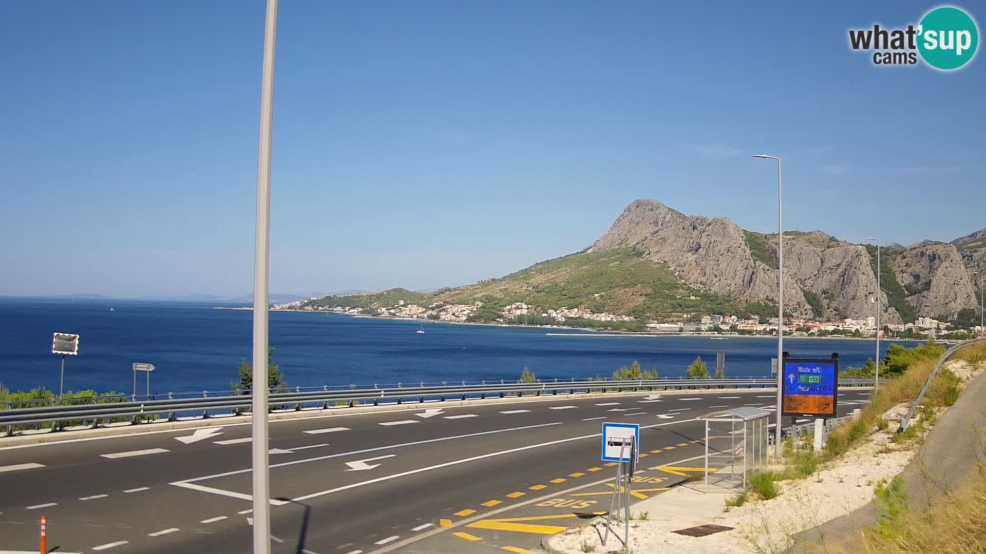 Kamera Omiš – Pogled na mesto in ustje reke Cetina