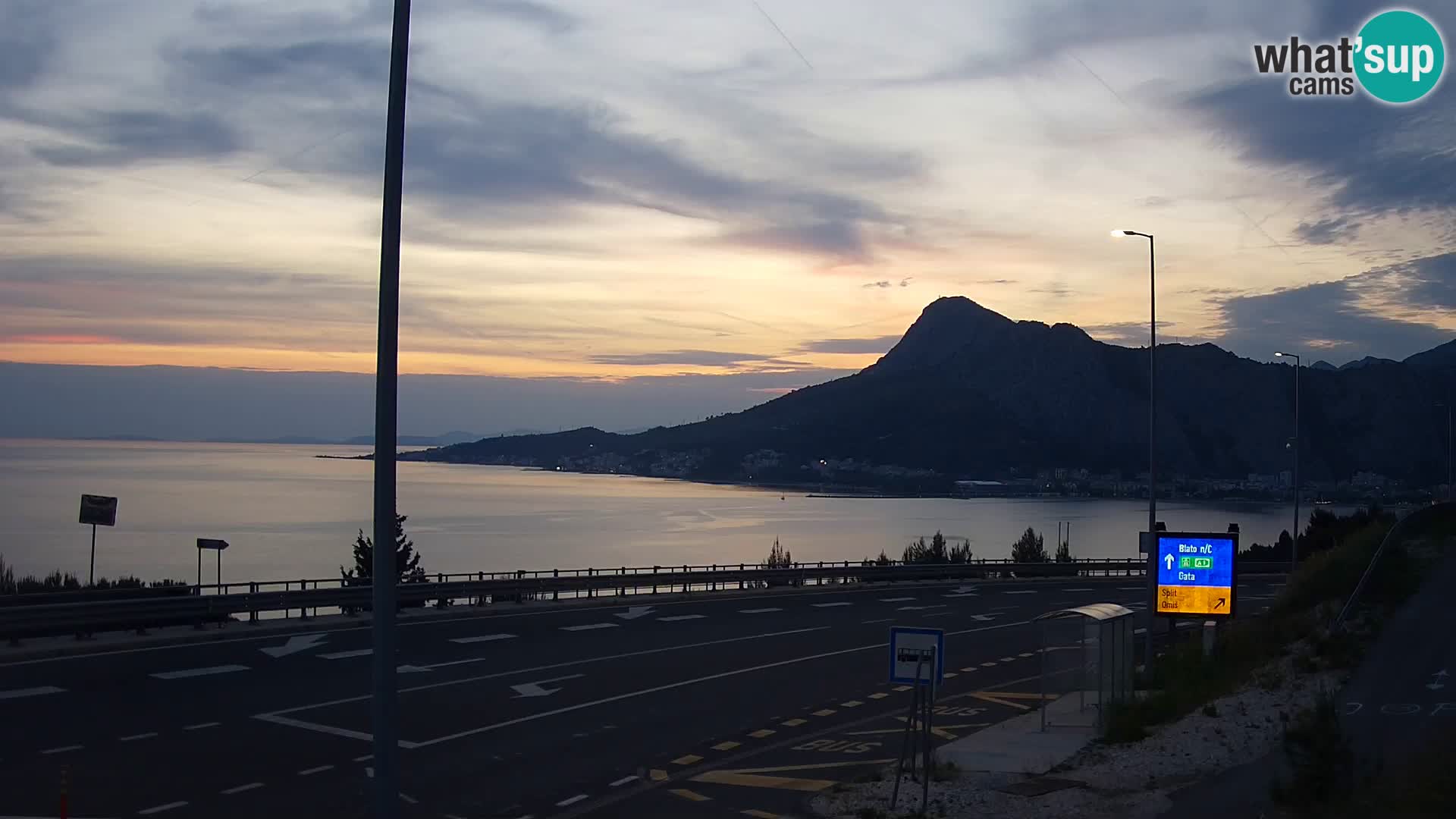 Webcam Omiš – Panorama della città e la foce del fiume Cetina