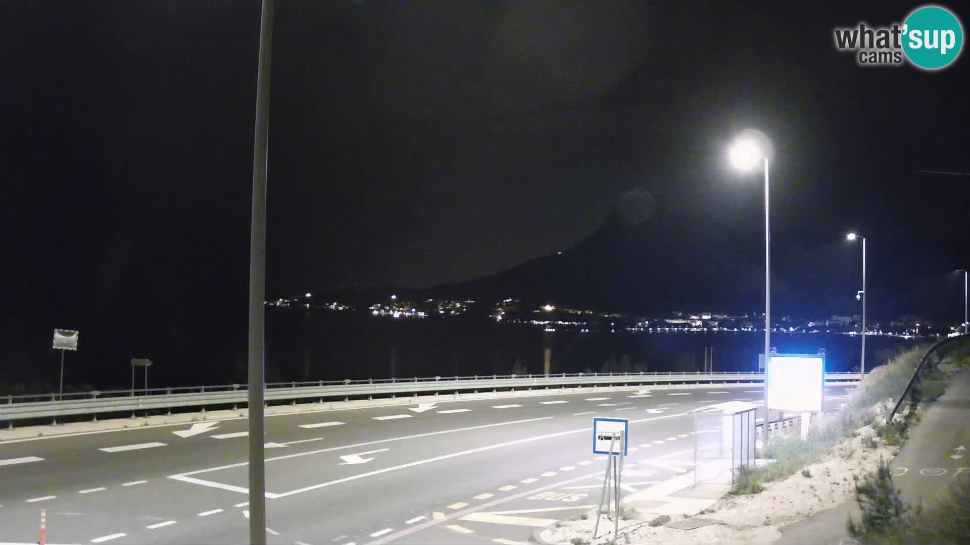 Web kamera Omiš – Pogled grada i ušće Cetine