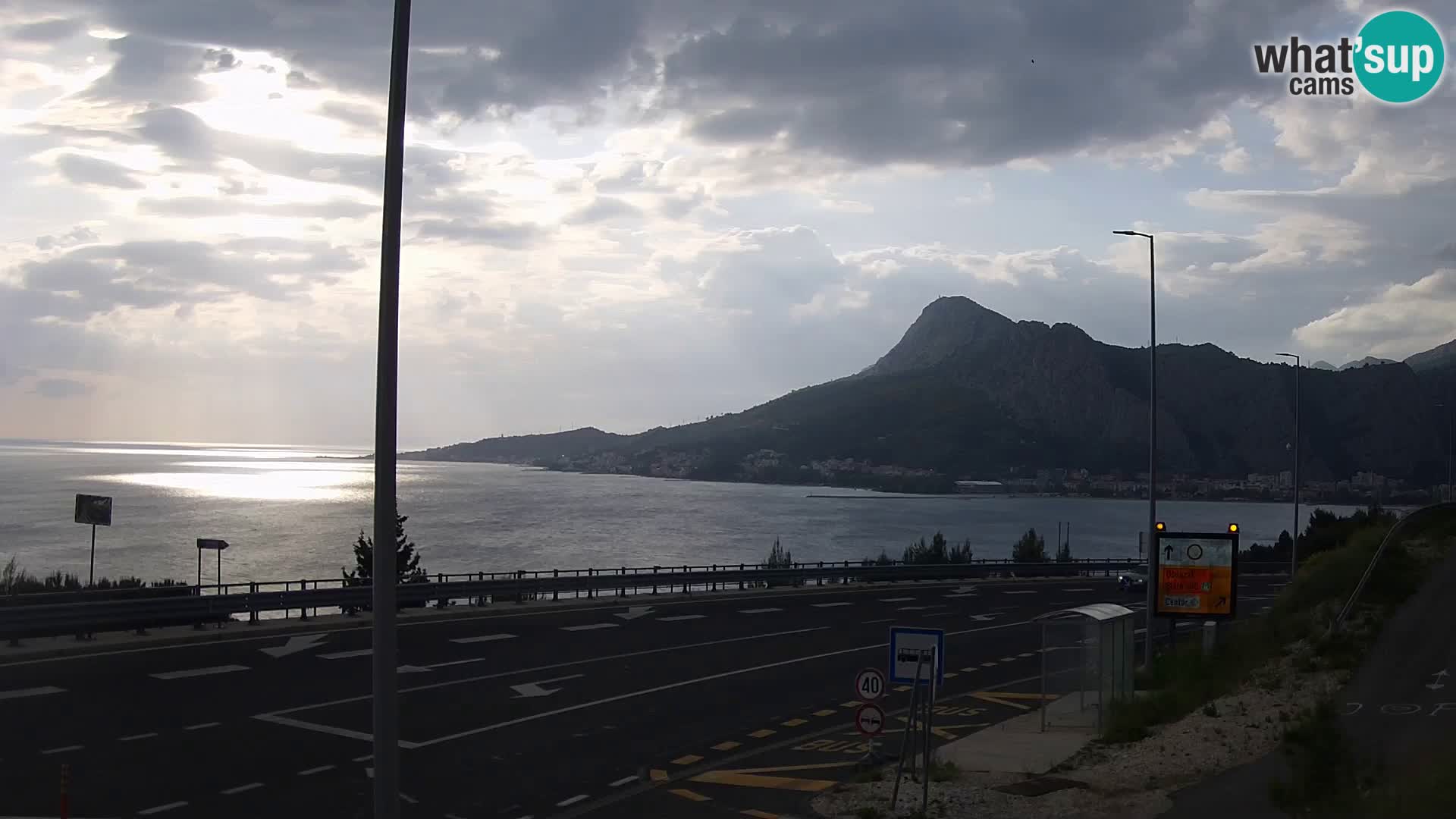 Web kamera Omiš – Pogled grada i ušće Cetine