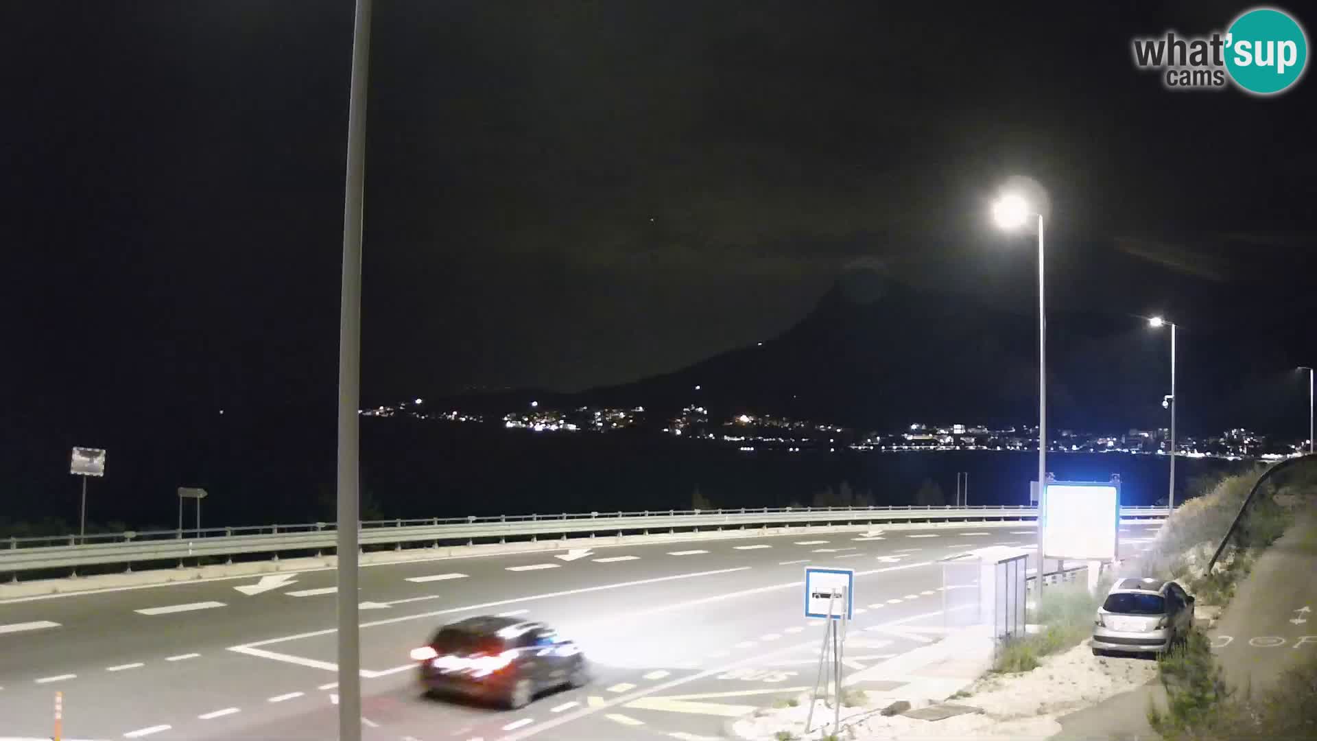 Web kamera Omiš – Pogled grada i ušće Cetine