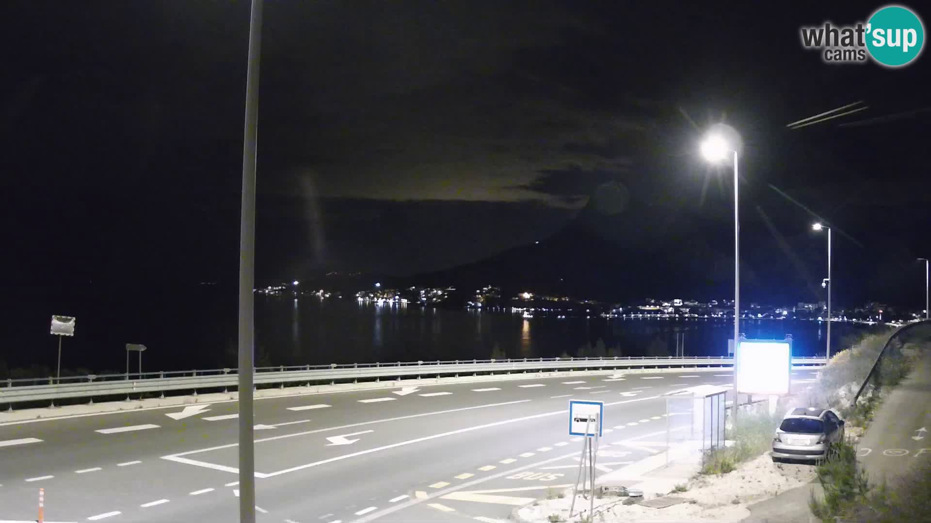 Kamera Omiš – Pogled na mesto in ustje reke Cetina