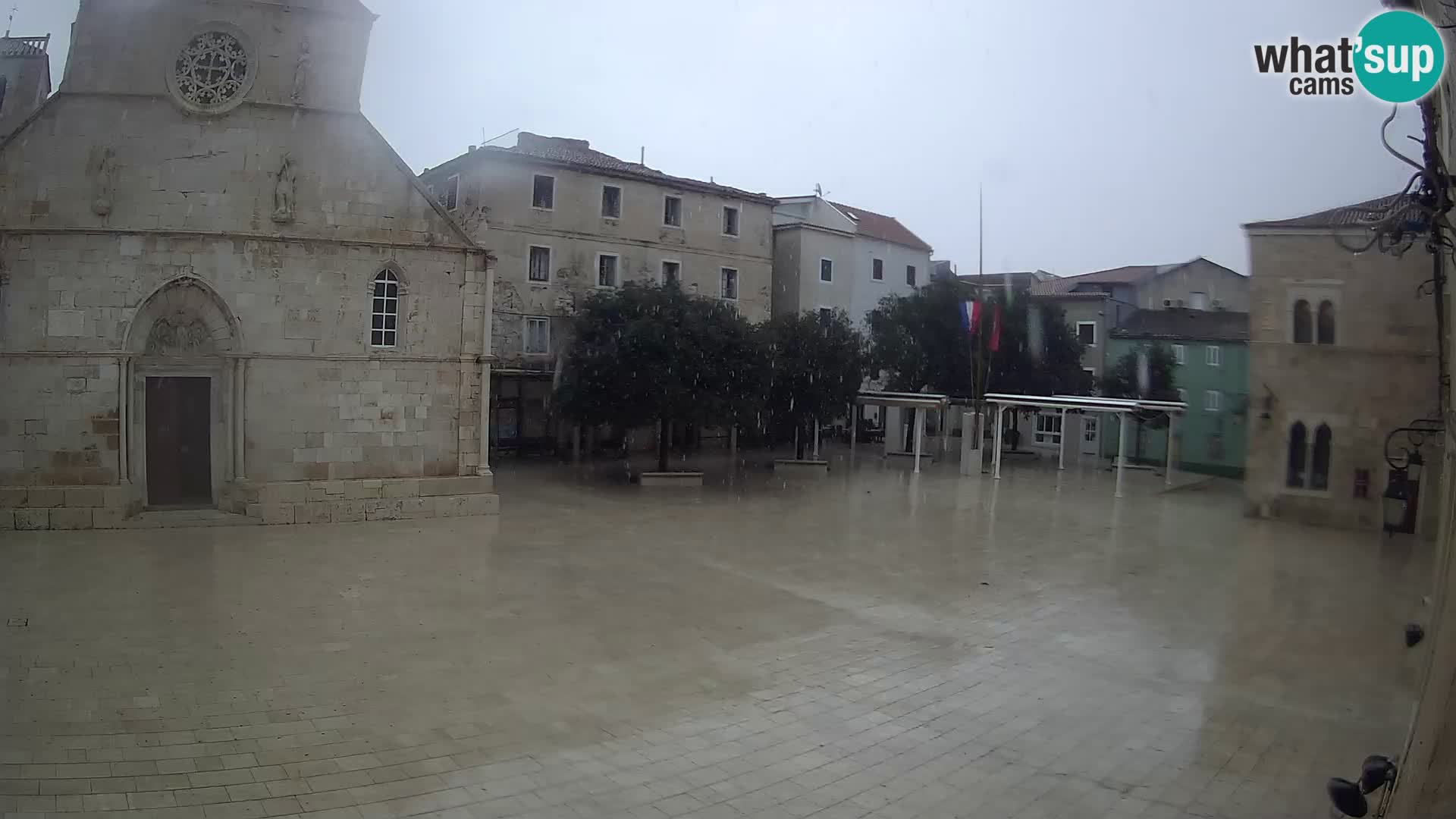 Pag livecam – piazza principale e la basilica di Santa María