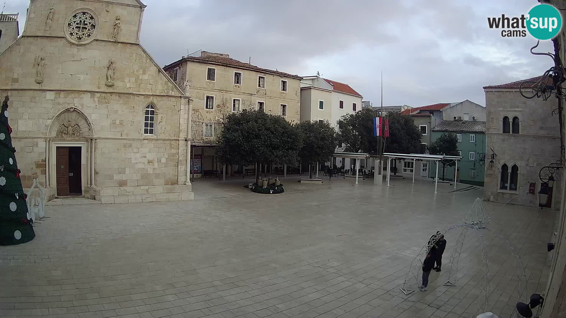 Pag livecam – piazza principale e la basilica di Santa María