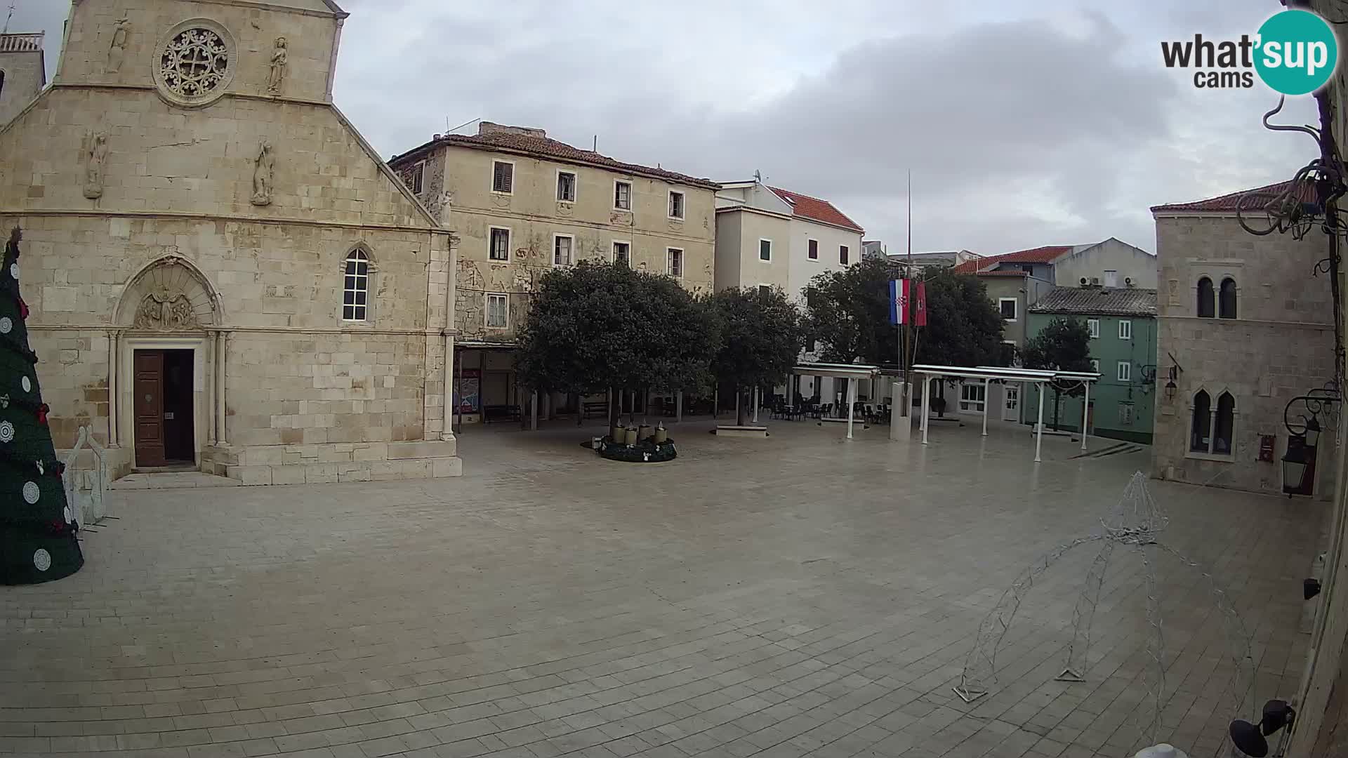 Pag livecam – piazza principale e la basilica di Santa María