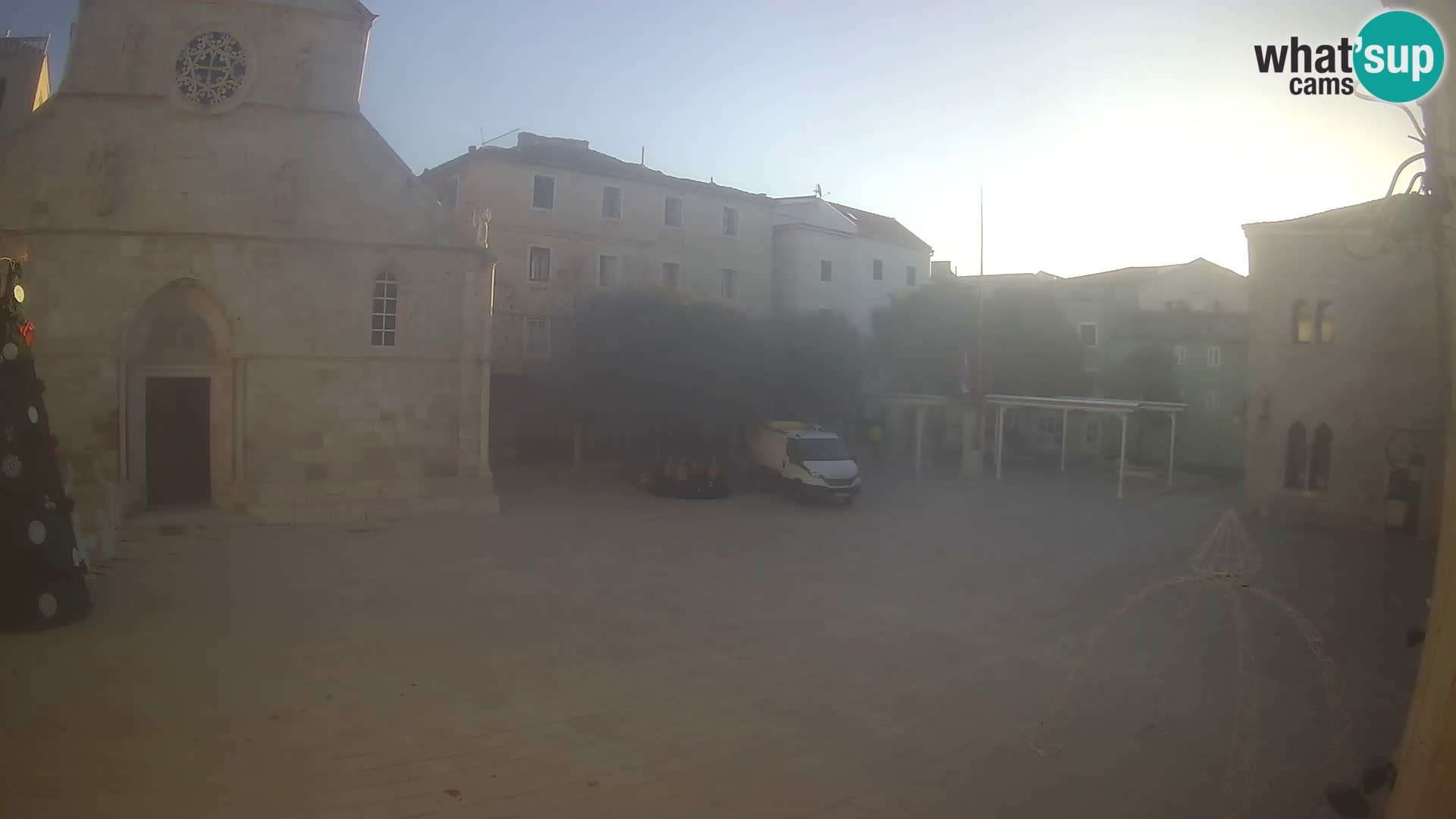 Pag livecam – piazza principale e la basilica di Santa María