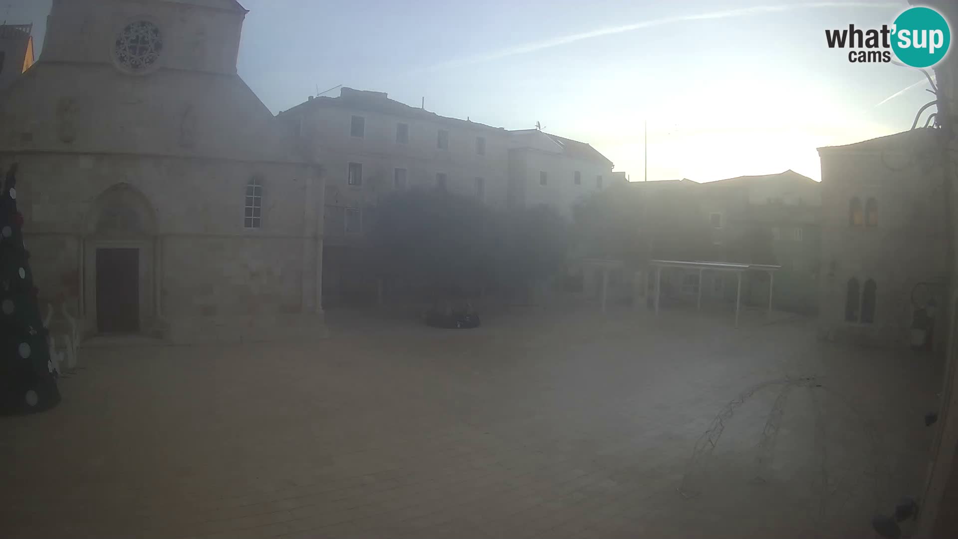 Pag livecam – piazza principale e la basilica di Santa María