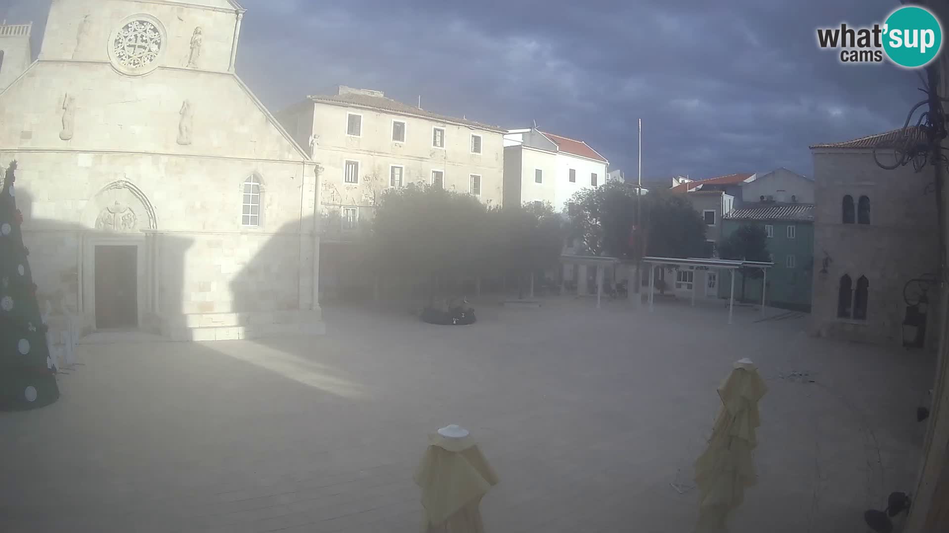 Pag livecam – piazza principale e la basilica di Santa María