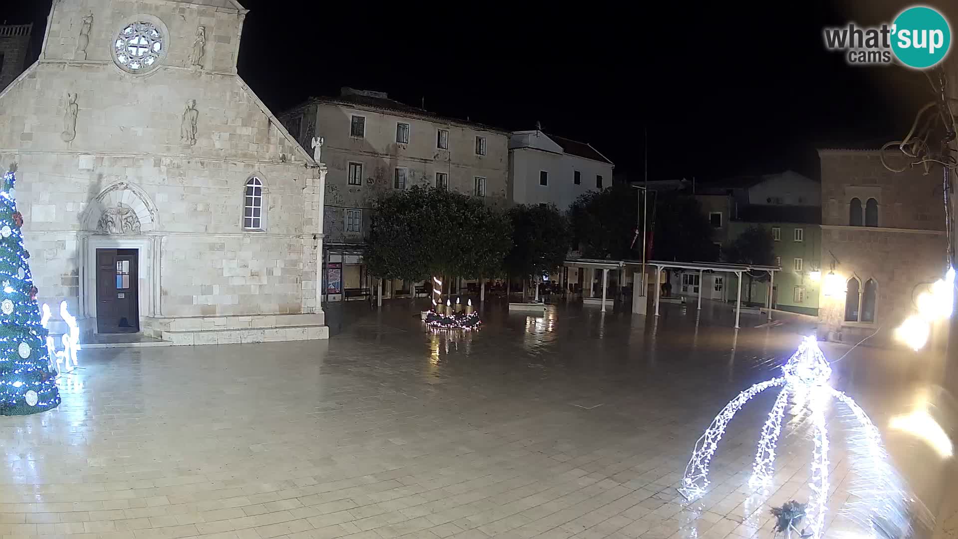 Pag livecam – piazza principale e la basilica di Santa María