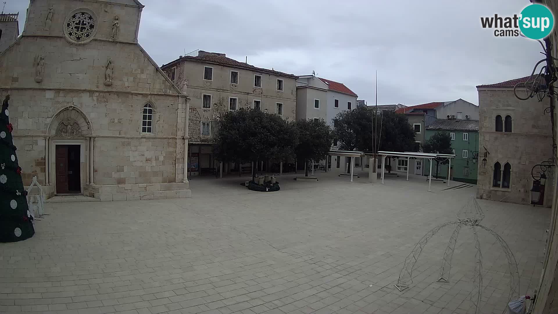 Pag livecam – piazza principale e la basilica di Santa María