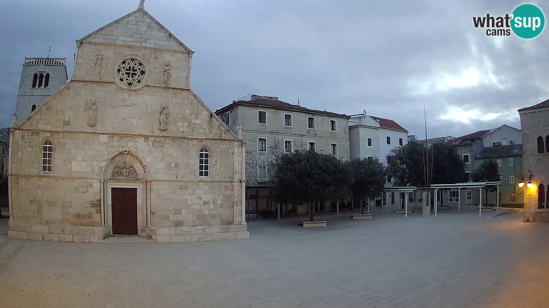 Pag livecam – piazza principale e la basilica di Santa María