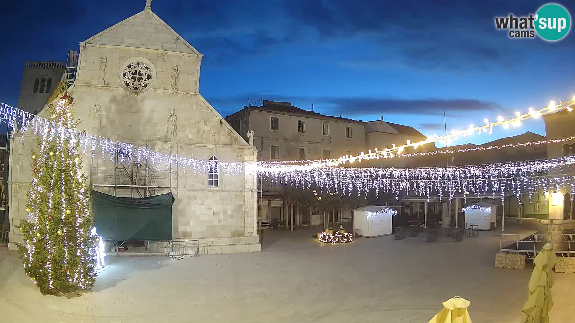 Pag livecam – piazza principale e la basilica di Santa María